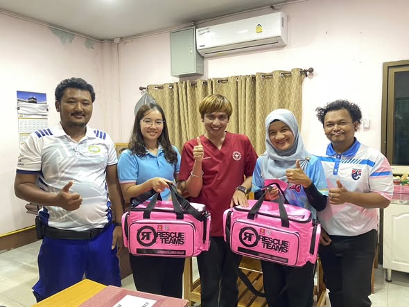 องค์การบริหารส่วนตำบลเกาะลิบง ขอขอบคุณโรงพยาบาลส่งเสริมสุขภาพตำบลเกาะลิบงที่ได้มอบกระเป๋าปฐมพยาบาลเคลื่อนที่ First Aid Bag เพื่ออำนวยความสะดวกในการช่วยเหลือประชาชนและนักท่องเที่ยวในพื้นที่ตำบลเกาะลิบง (hands together)(hands together)